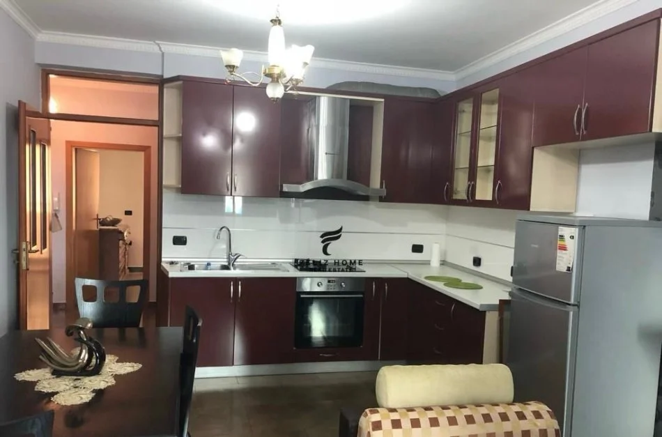 Tirane, vendesi appartamento 2+1 al piano 4, 164.000 € (VIA DIBRES)