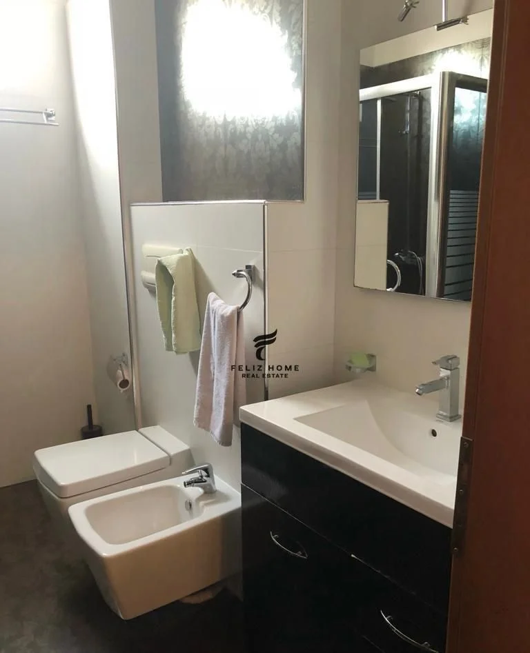 Tirane, vendesi appartamento 2+1 al piano 4, 164.000 € (VIA DIBRES)