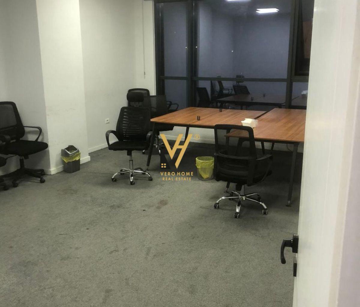 Affitto Ufficio di 455 m2 in Via Hoxha Tahsim - 5.000 euro