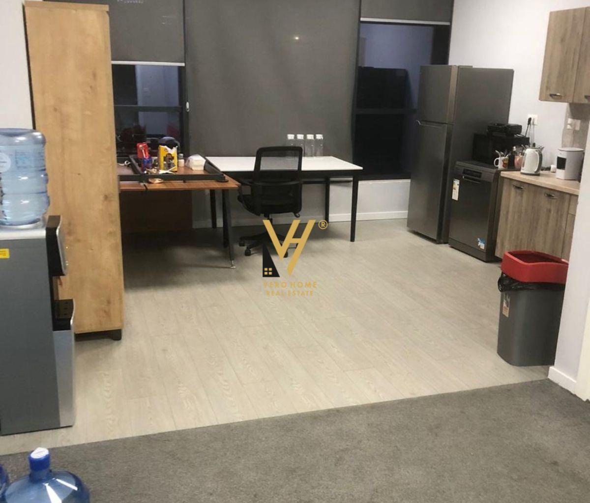 Affitto Ufficio di 455 m2 in Via Hoxha Tahsim - 5.000 euro