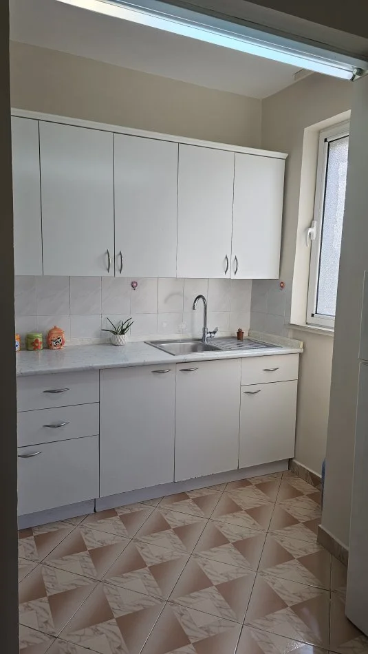 Tirane, affitto mensile appartamento 2+1 Piano 5, 80 m² 500 € (NUOVA MATERNITÀ)