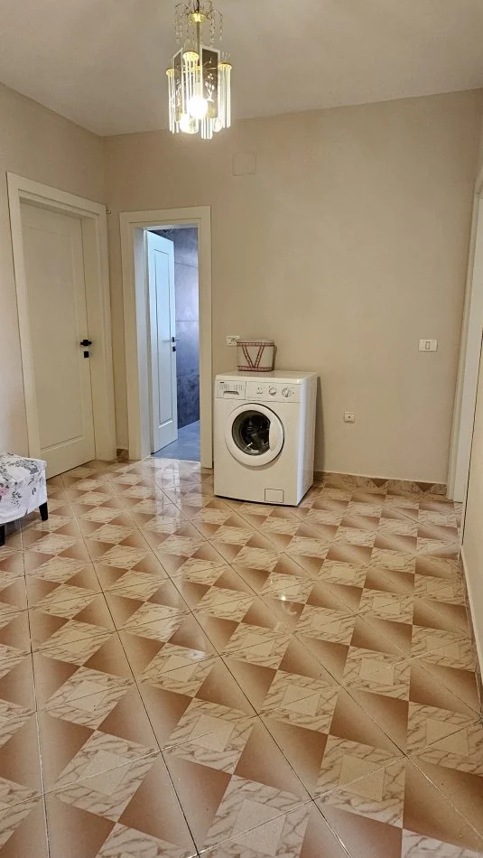 Tirane, affitto mensile appartamento 2+1 Piano 5, 80 m² 500 € (NUOVA MATERNITÀ)