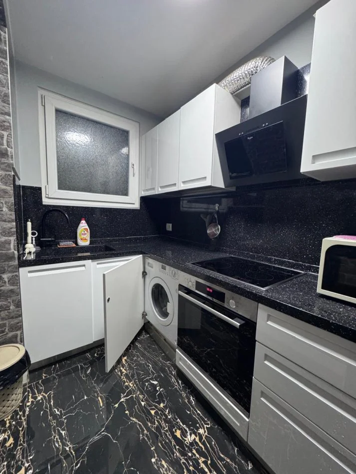 Tirane, Apartment for Rent 2+1 with Balcony, 3rd Floor, 90 m², €900 (Block)