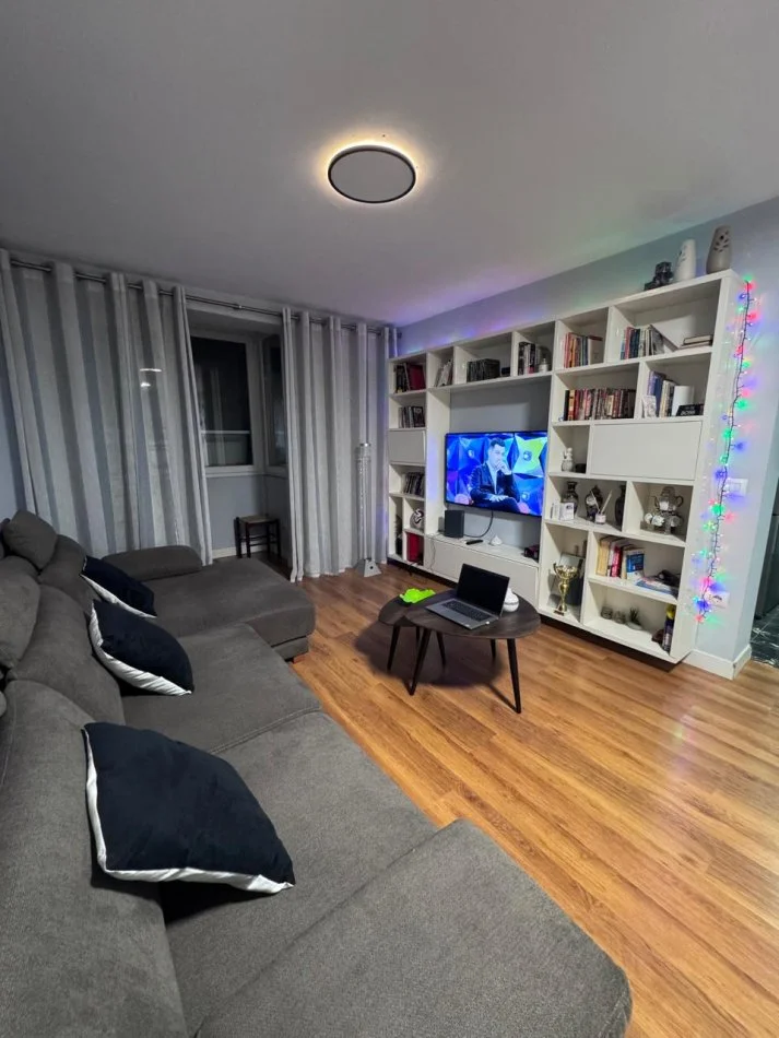 Tirane, jepet me qera apartament 2+1+Ballkon Kati 3, 90 m² 900 € (BLLOK)
