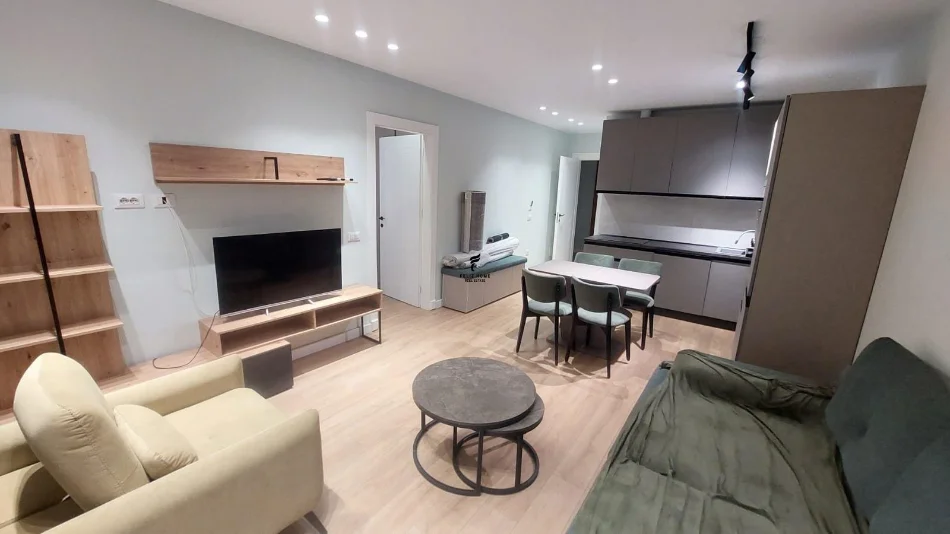 Tirane, affitto appartamento 1+1 al quarto piano, 70 m², 700 € (COMUNE DI PARISIT)