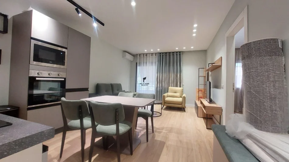 Tirane, affitto appartamento 1+1 al quarto piano, 70 m², 700 € (COMUNE DI PARISIT)