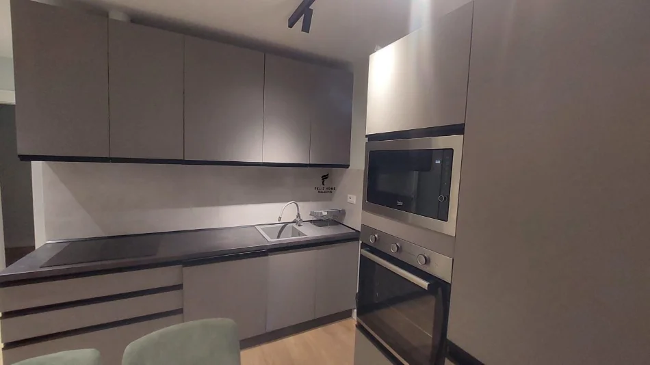 Tirane, affitto appartamento 1+1 al quarto piano, 70 m², 700 € (COMUNE DI PARISIT)