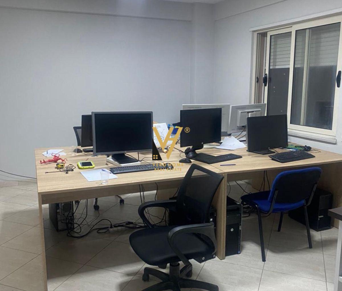 Affitto ufficio di 107 m² in via Jordan Misja a 600 euro