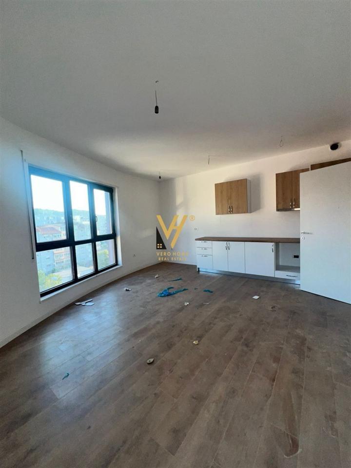JEPET ZYRE 95 M2 ME QERA TE KOMUNA E PARISIT 700 EURO