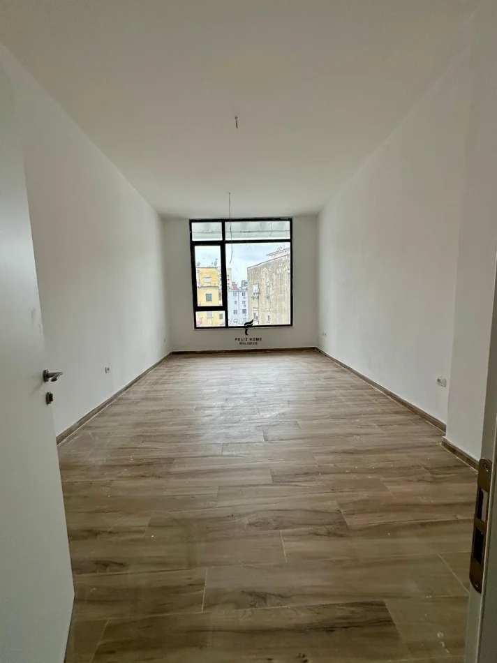 Tirane, jepet me qera zyre Kati 2, 37 m² 600 € (MINE PEZA)