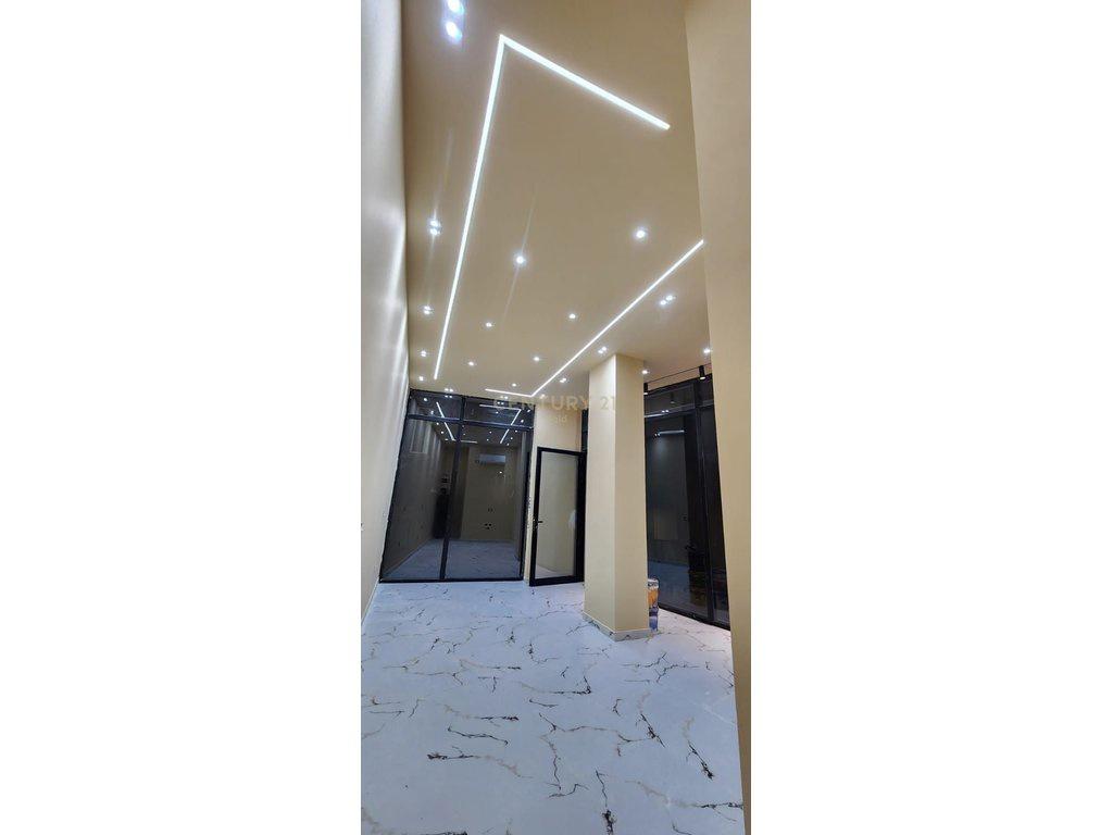 Ambient Komercial Me Qira në Sheshi Skënderbej (Qendër), Rru