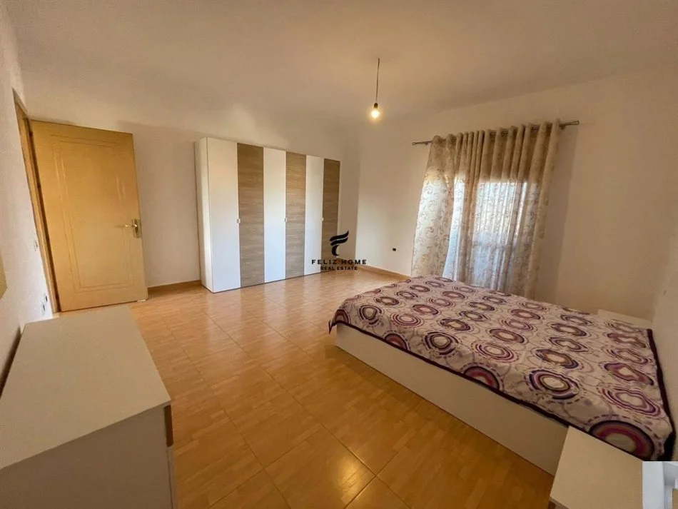 Tirana, affitto appartamento 2+1 con balcone al 4° piano, 100 m², 600 € (DON BOSKO)