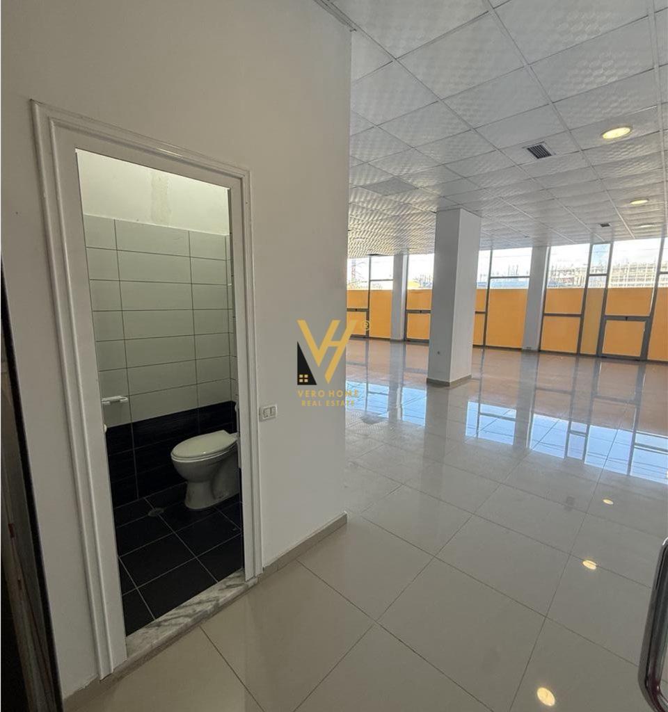 Affitto locale commerciale di 220 m² con vetrina a Paskuqan