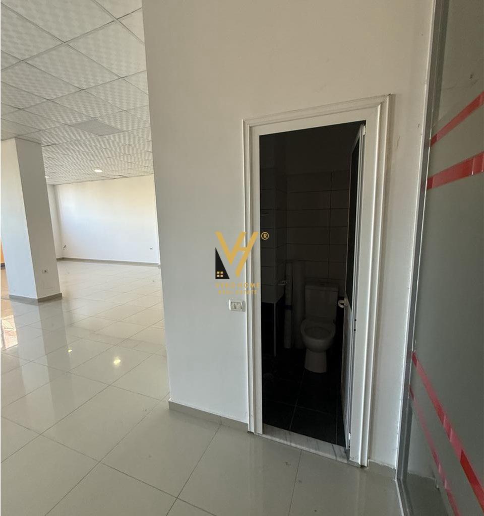 Affitto locale commerciale di 220 m² con vetrina a Paskuqan