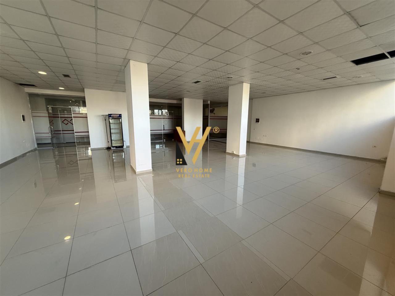 Affitto locale commerciale di 220 m² con vetrina a Paskuqan
