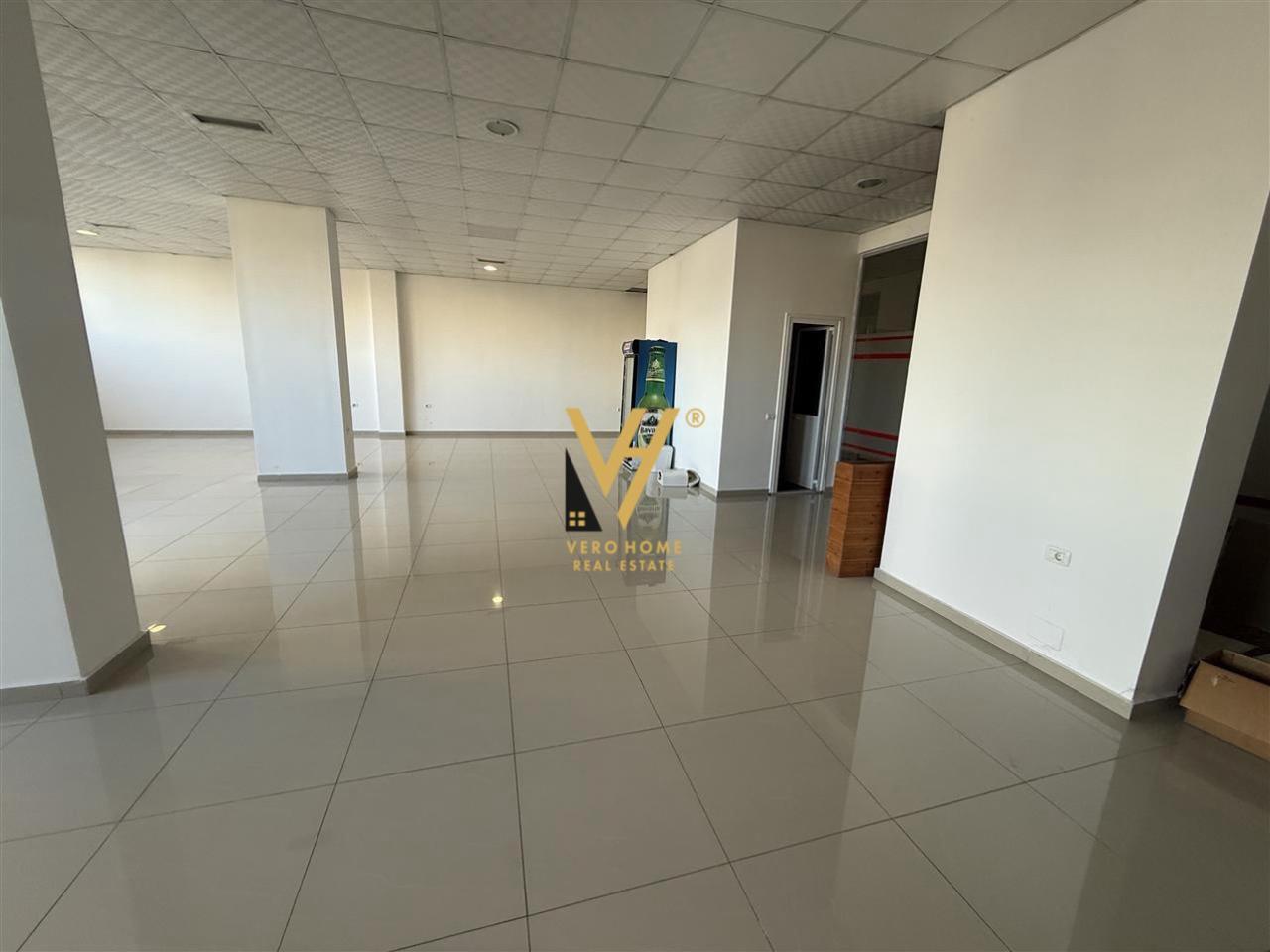 Affitto locale commerciale di 220 m² con vetrina a Paskuqan