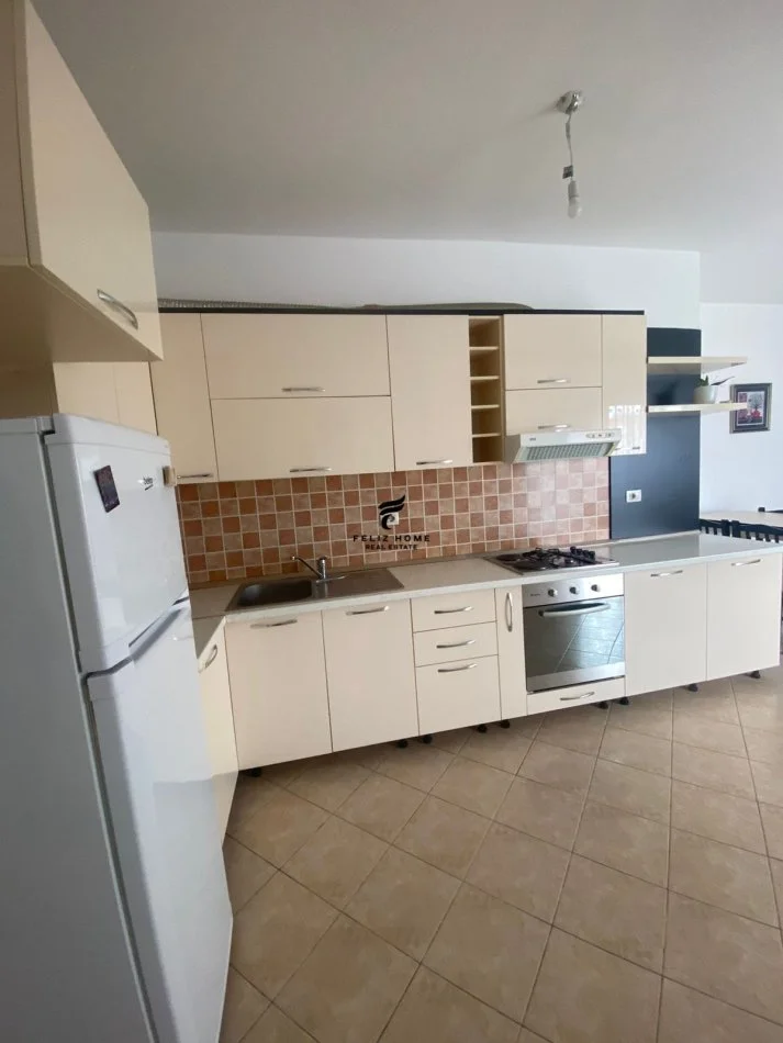 Tirane, affitto appartamento 2+1+Balcone Piano 6, 100 m² 600 € (CENTRO)
