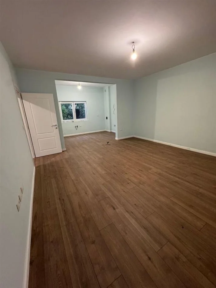 Tirane, appartamento di 3 piani in affitto, 220 m², 1.500 € (KOMBINAT)