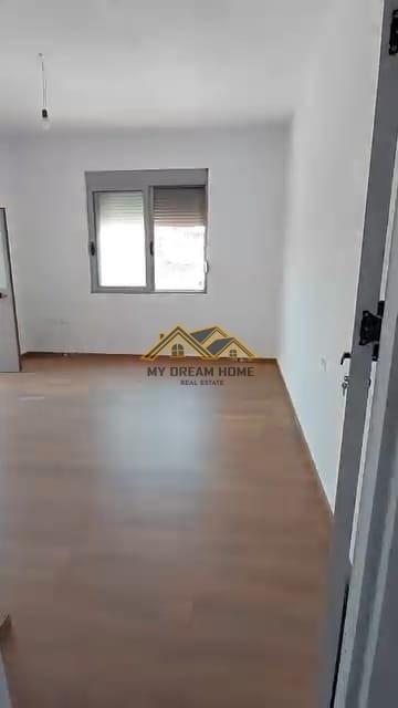 Shitet Apartament 1+1 ne Golem.
