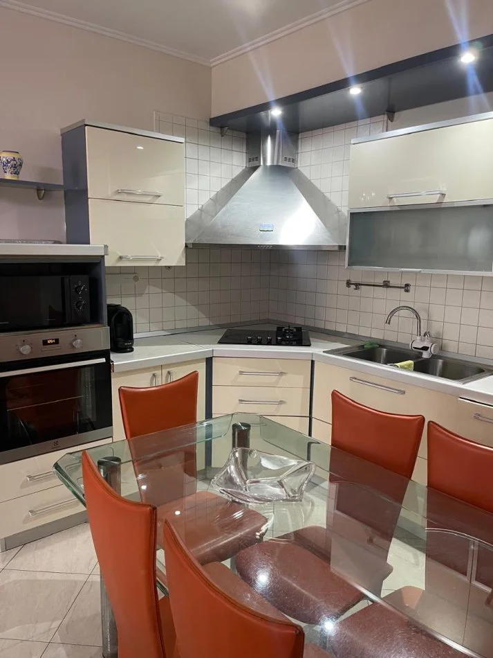 Tirane, affitto appartamento 3+1 Piano 8, 130 m² 1.000 € (CENTRO)
