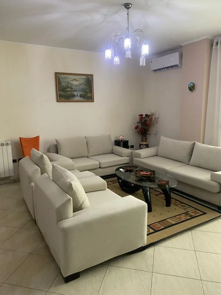 Tirane, affitto appartamento 3+1 Piano 8, 130 m² 1.000 € (CENTRO)
