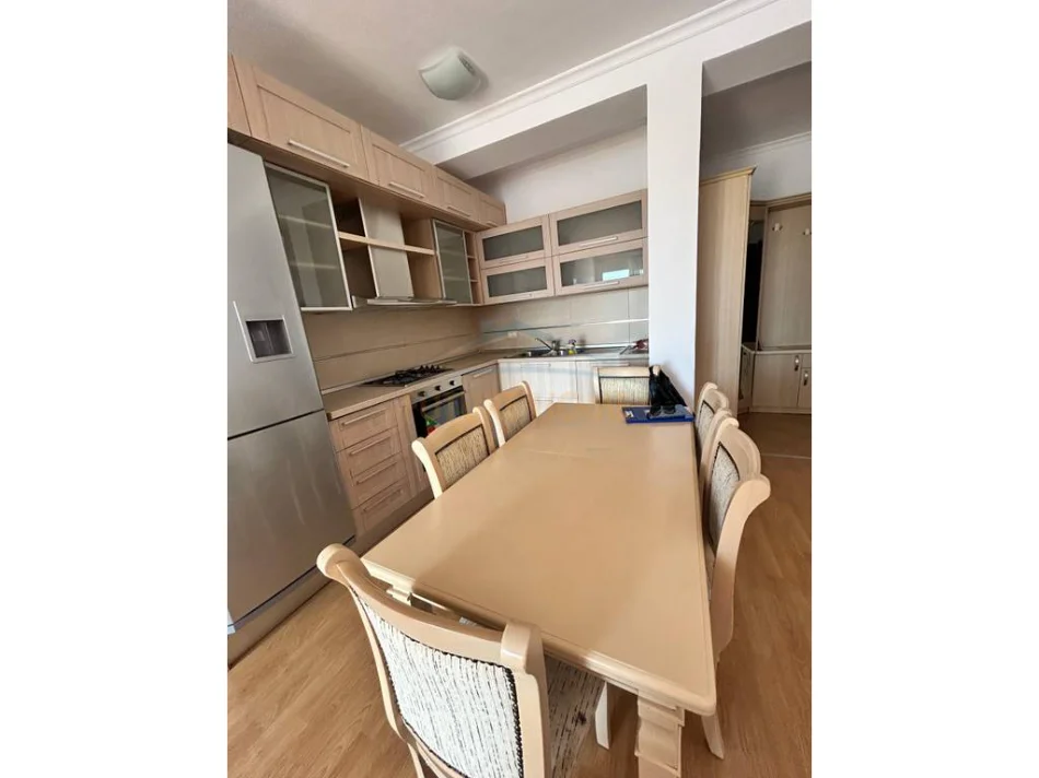 Tirane, affitto appartamento 2+1+2 Piano 6, 95 m² 450 € (FRESK, vicino al Ristorante Freskut)