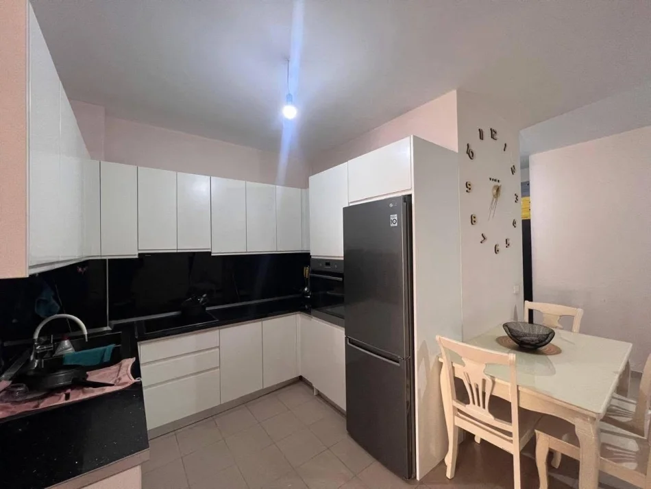 Tirane, affitto appartamento 2+1 Piano 4, 100 m² 500 € (Fratari Astir)