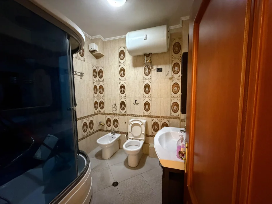 Tirane, Office for Rent on the 5th Floor, 108 m², €850 (FURNISHED)