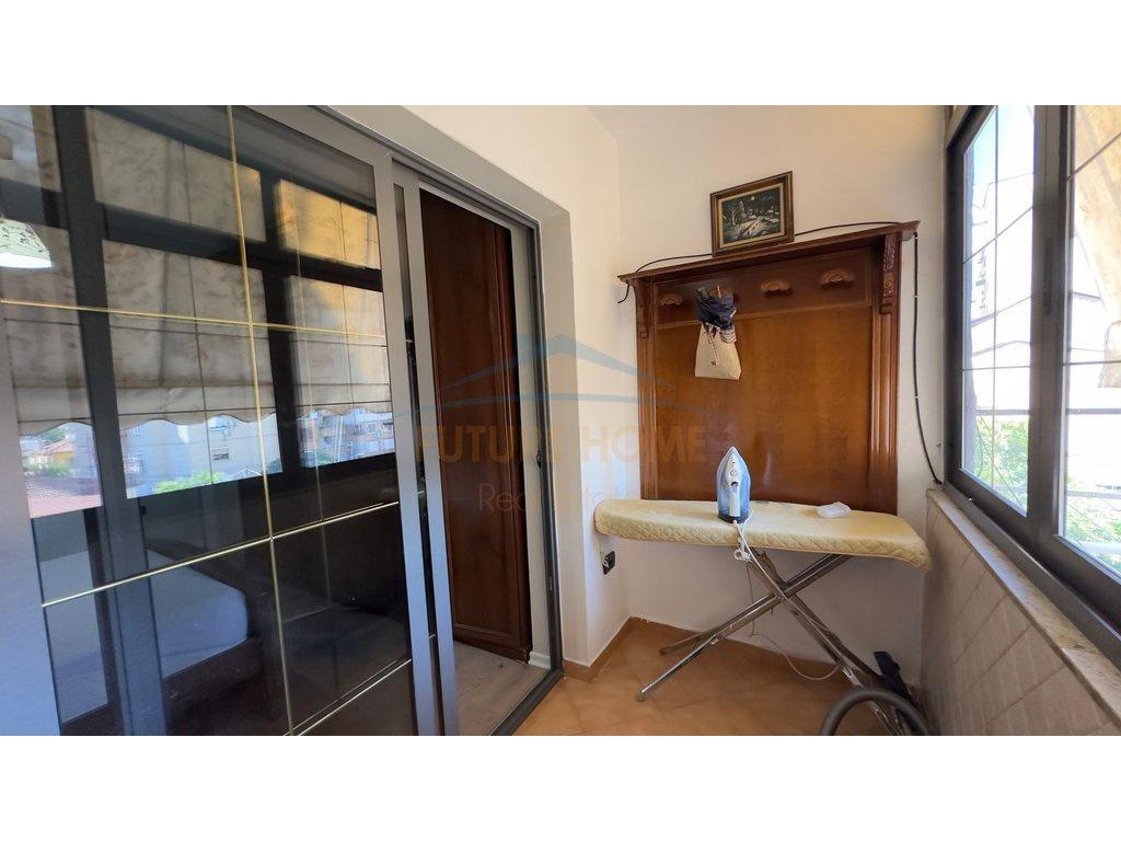 Shitet, Apartament 2+1, Rruga Fortuzi, Tirane .
