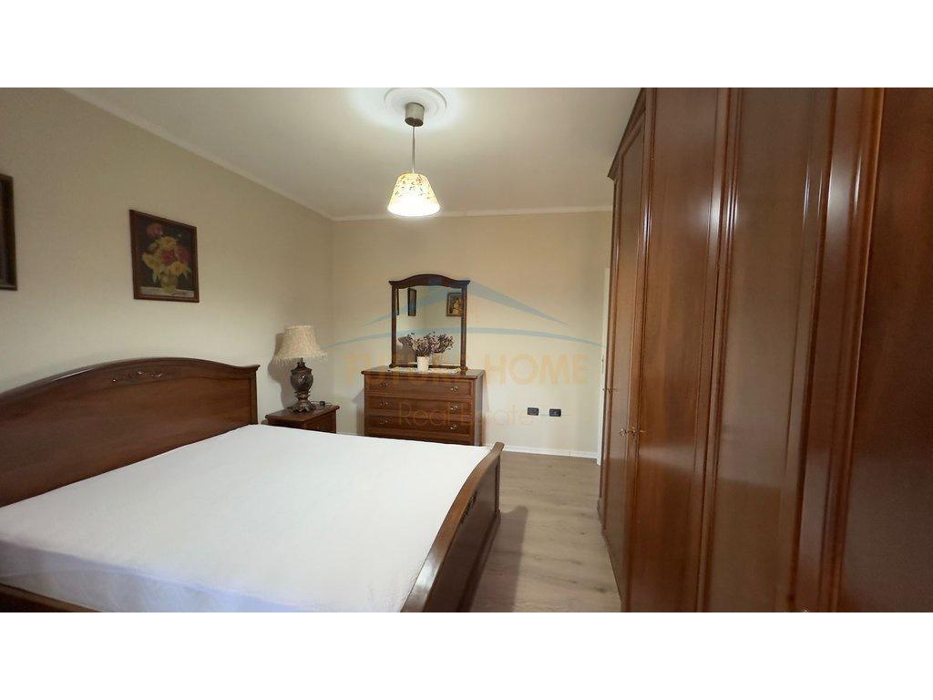 Shitet, Apartament 2+1, Rruga Fortuzi, Tirane .