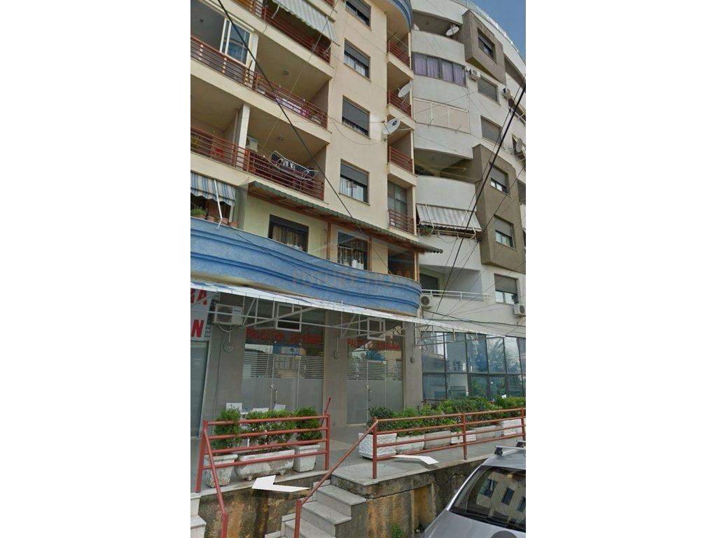 Shitet, Ambient Biznesi, Komuna e Parisit, Tiranë.