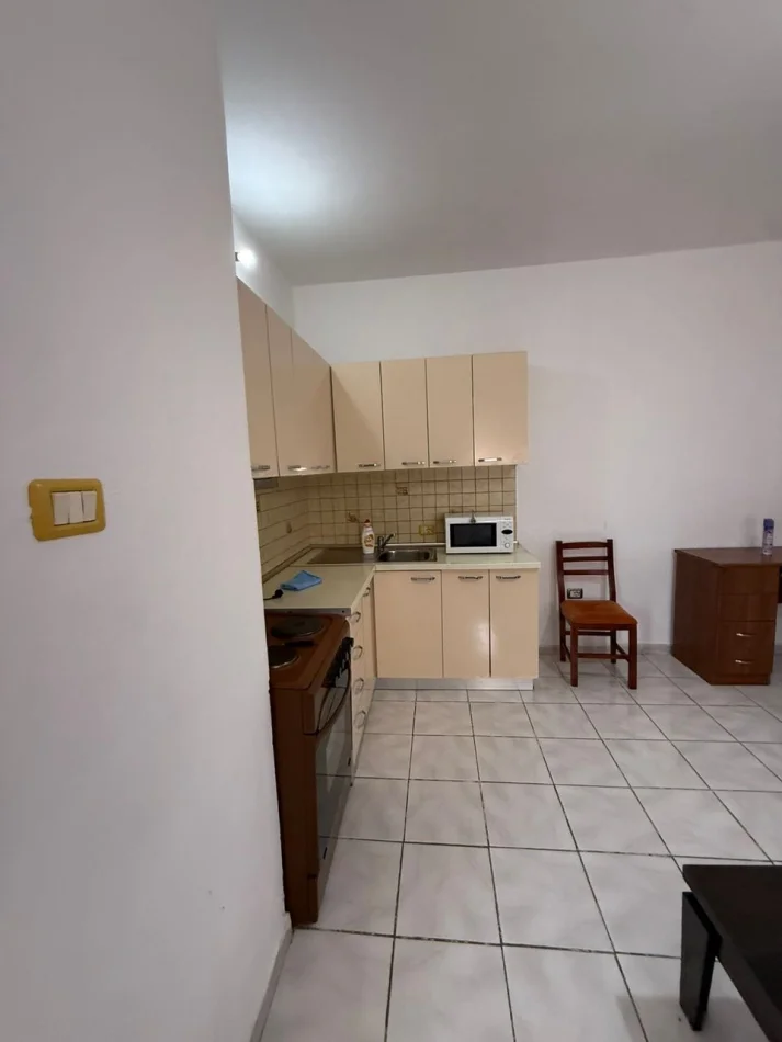 Tirane, affitto appartamento 1+1 Piano 1, 70 m² 450 € (Selvia)