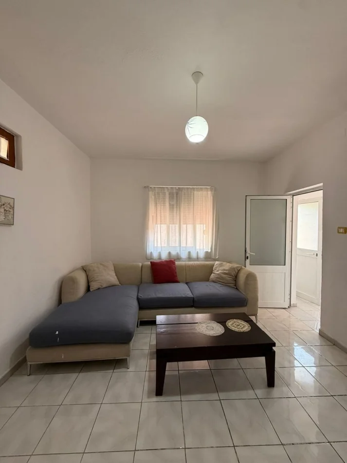 Tirane, affitto appartamento 1+1 Piano 1, 70 m² 450 € (Selvia)