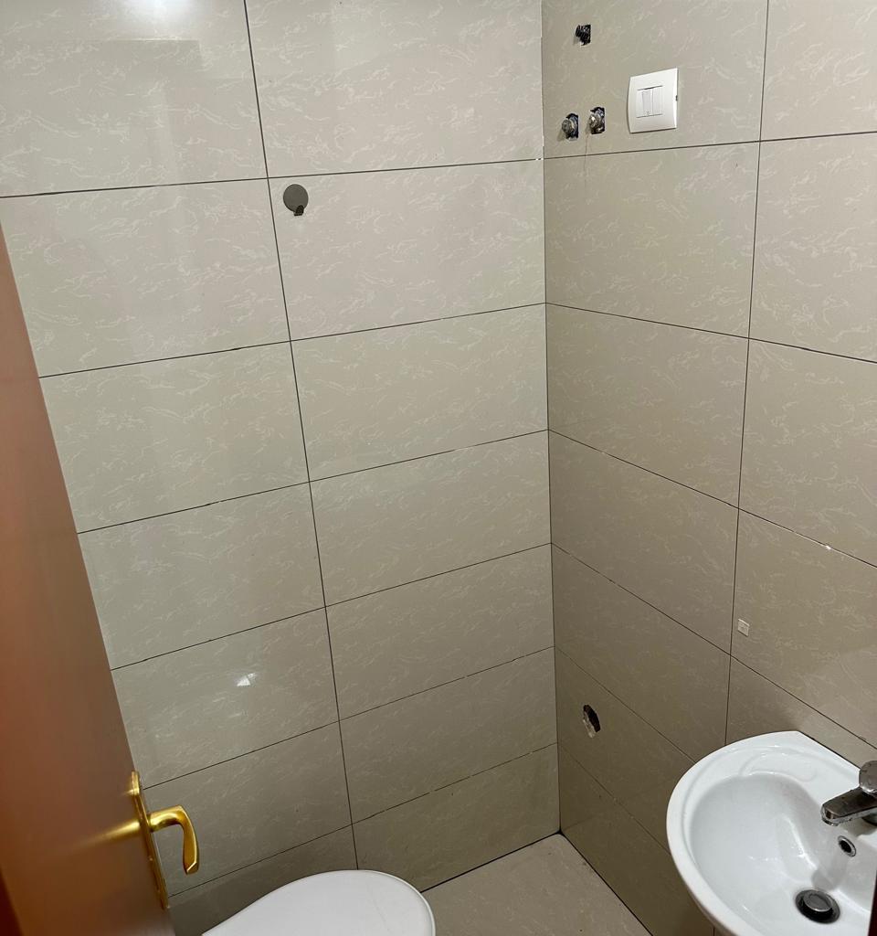 Jepet dyqan me qera prane Prokurorise se Tiranes
