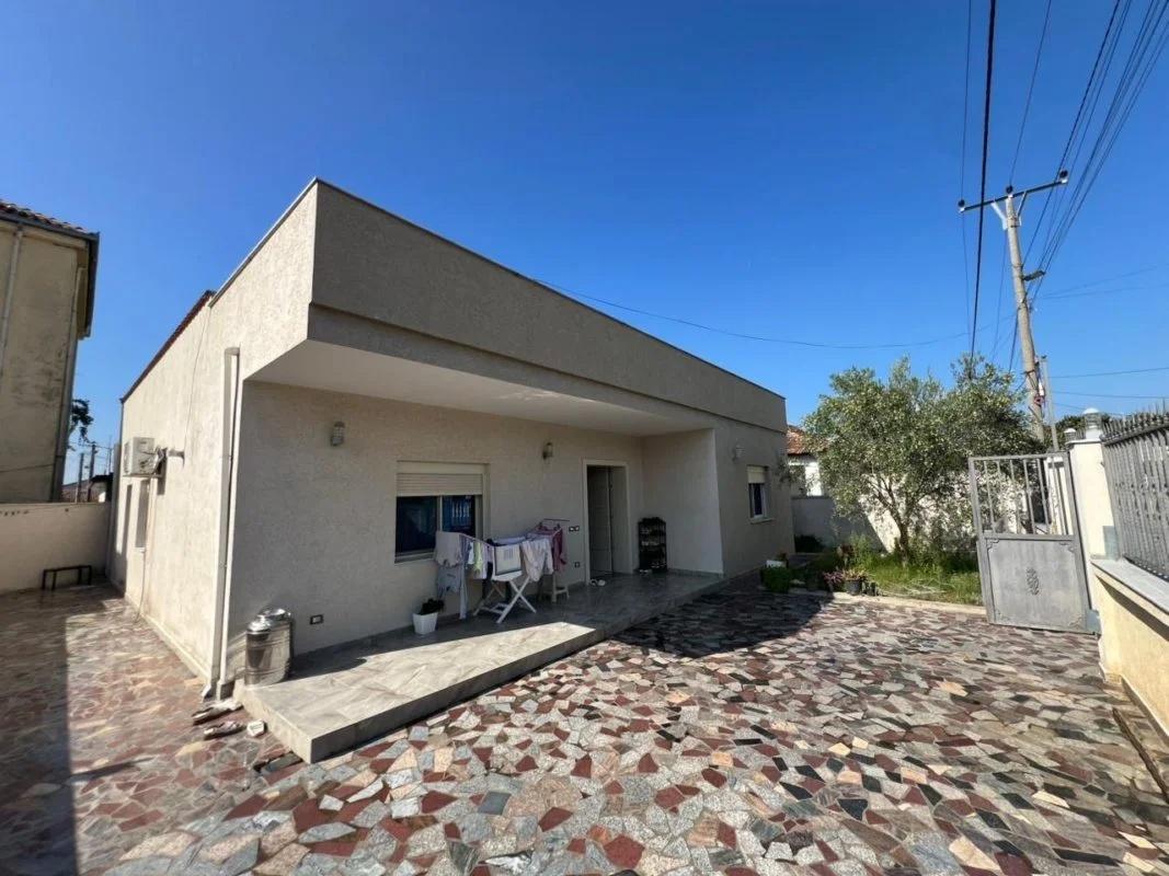 Vendbanim Privato in vendita a 4 Rrugët, Shijak