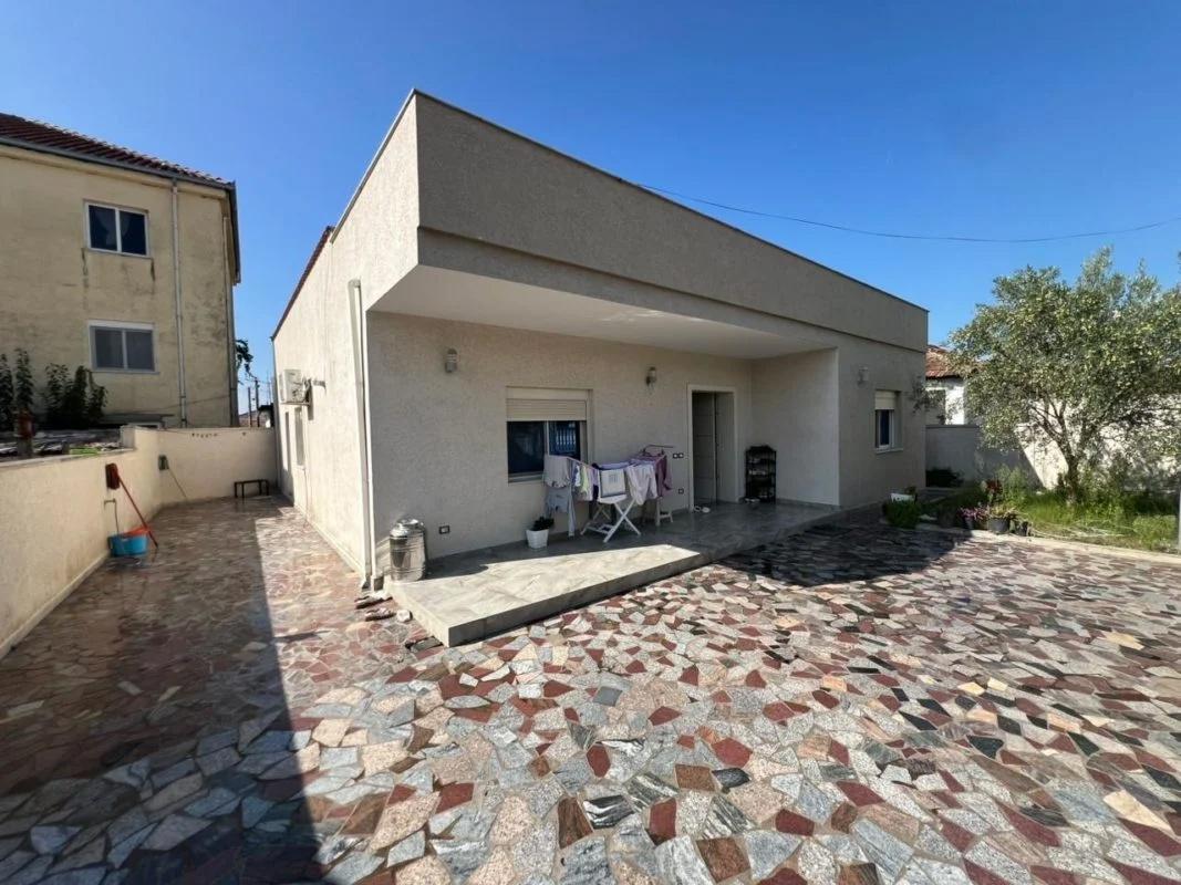 Vendbanim Privato in vendita a 4 Rrugët, Shijak