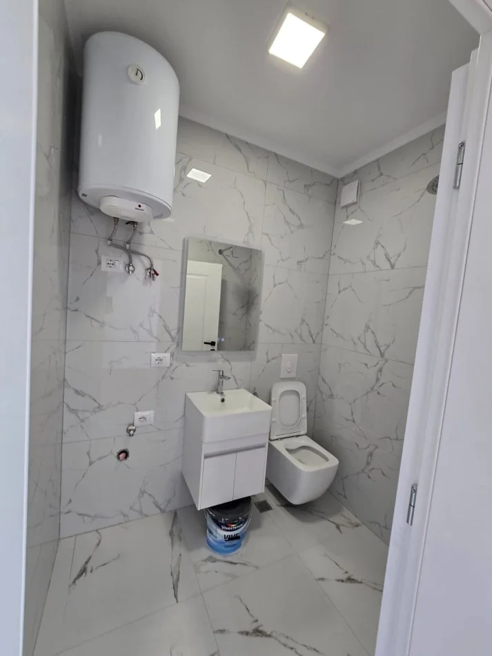 Tirane, vendesi monolocale al quinto piano, 28 m², 68.000 € (DON BOSKO)