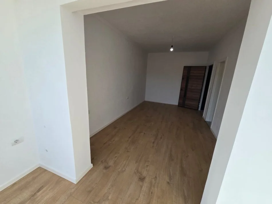 Tirane, vendesi monolocale al quinto piano, 28 m², 68.000 € (DON BOSKO)