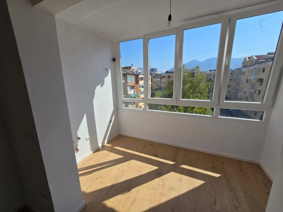 Tirane, vendesi monolocale al quinto piano, 28 m², 68.000 € (DON BOSKO)