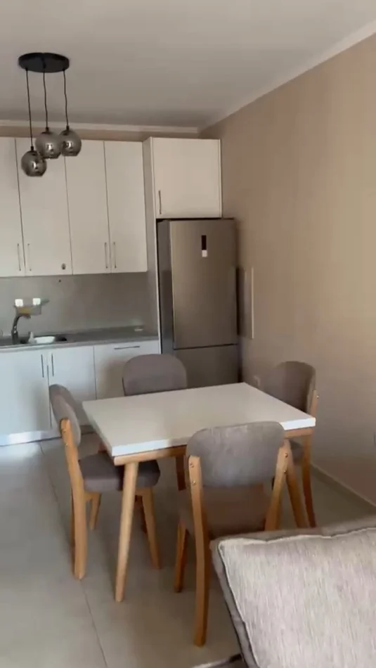 Tirane, affitto appartamento 2+1 Piano 4, 100 m² 650 € (Via Xhanfize Keko)