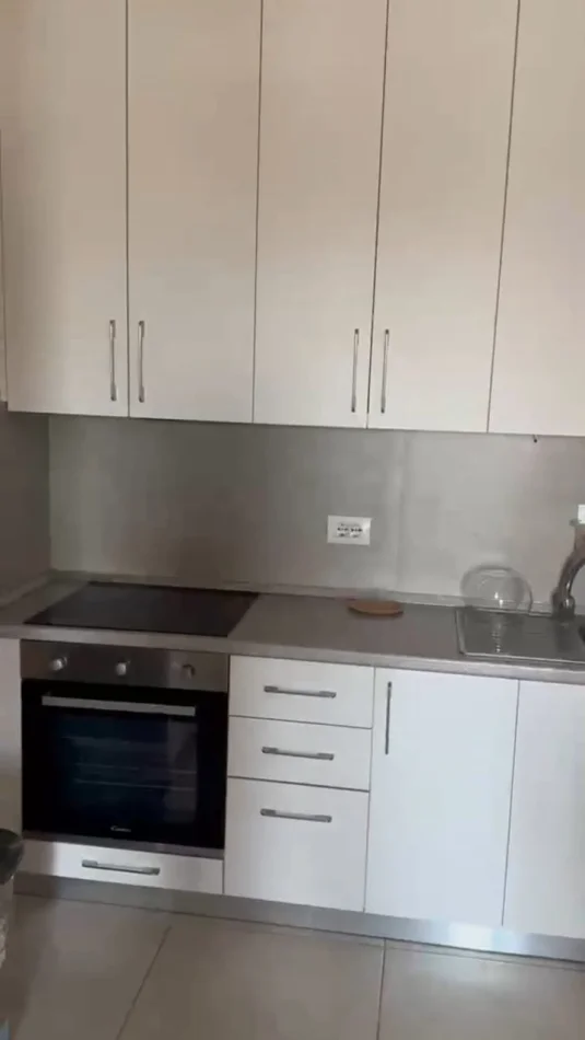 Tirane, affitto appartamento 2+1 Piano 4, 100 m² 650 € (Via Xhanfize Keko)