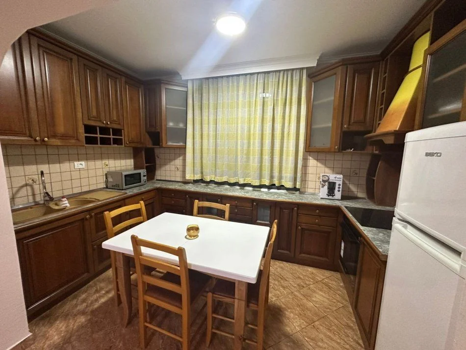 Tirane, affitto appartamento 2+1+Balcone Piano 2, 81 m² 650 € (FUSHA E AVIACIONIT)