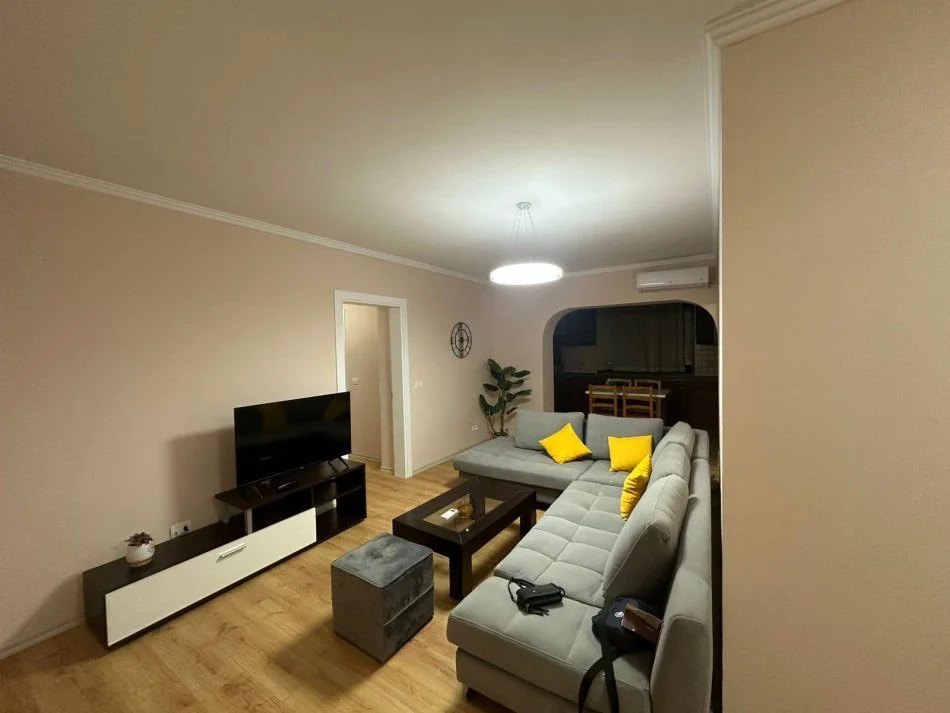 Tirane, jepet me qera apartament 2+1+Ballkon Kati 2, 81 m² 650 € (FUSHA E AVIACIONIT)