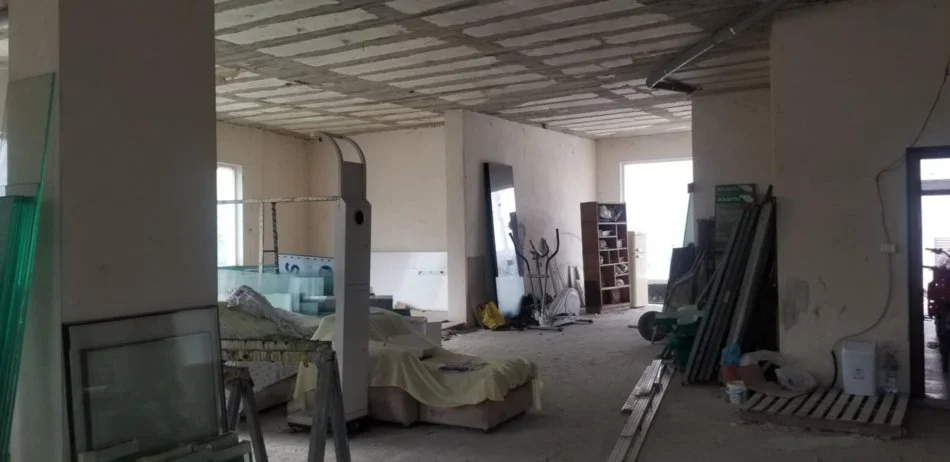 Tirane, negozio in vendita al primo piano, superficie 322 m², prezzo 23 milioni di leke (Via Myslym Keta vicino al Ristorante Pellumbat e Paqes)