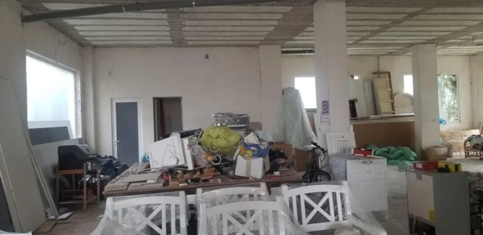 Tirane, negozio in vendita al primo piano, superficie 322 m², prezzo 23 milioni di leke (Via Myslym Keta vicino al Ristorante Pellumbat e Paqes)