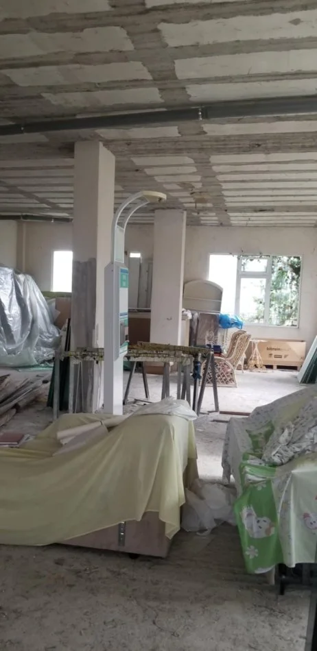 Tirane, negozio in vendita al primo piano, superficie 322 m², prezzo 23 milioni di leke (Via Myslym Keta vicino al Ristorante Pellumbat e Paqes)