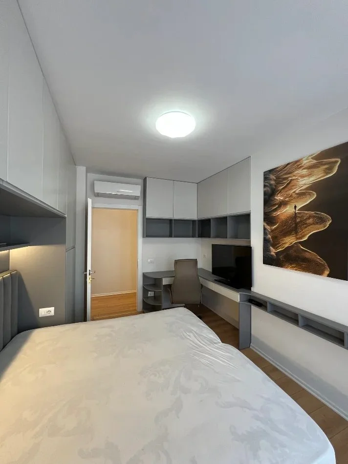 Tirane, affitto appartamento 2+1 Piano 9, 100 m² 750 € (Via 5 Maji)