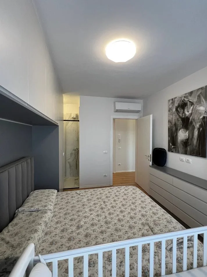 Tirane, affitto appartamento 2+1 Piano 9, 100 m² 750 € (Via 5 Maji)