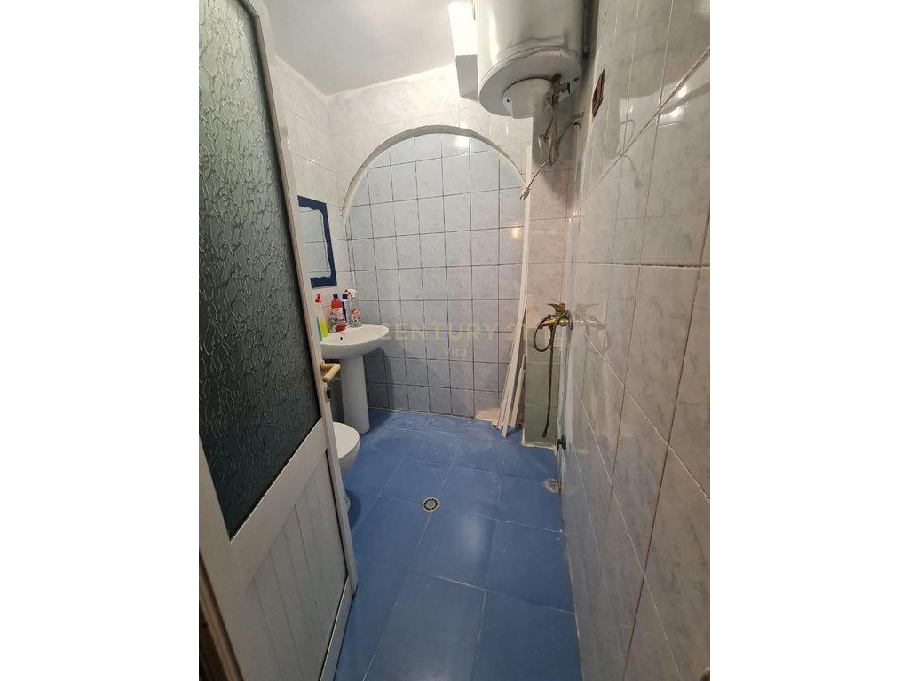 +355695265501Jepet me qira ambient te stadiumi, Durrës - 200
