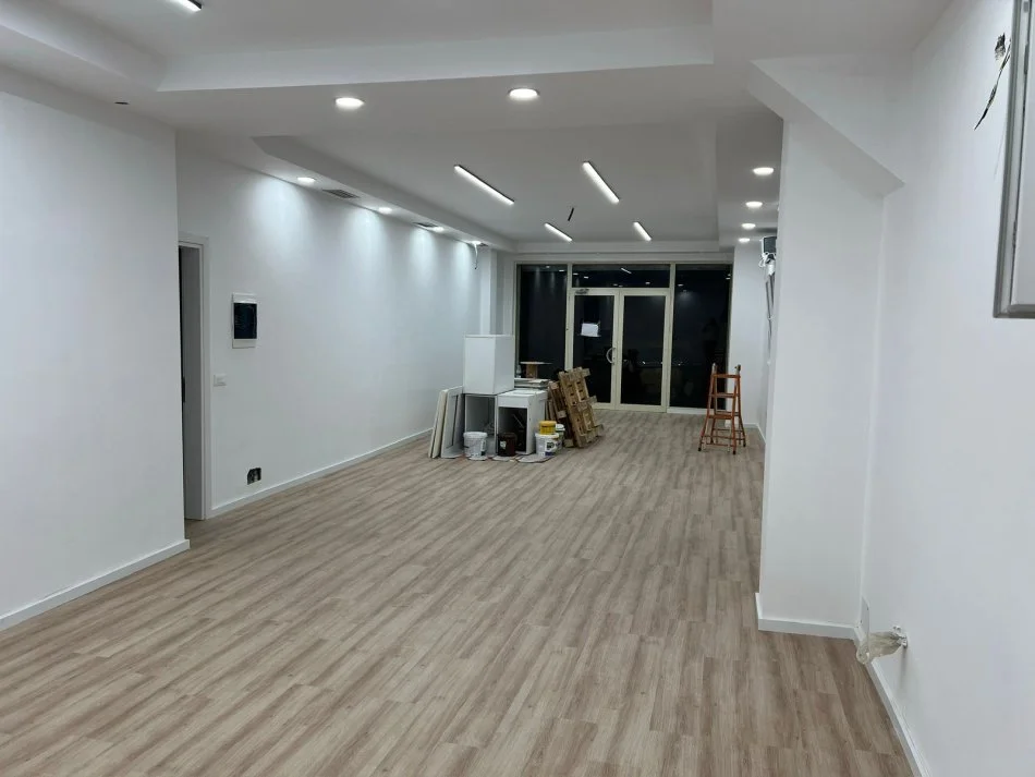 Tirane, affitto locale commerciale Kati 1, 75 m² 800 € (BRRYLI)